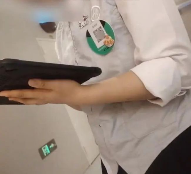 海底捞客服回应店员佩戴打赏码